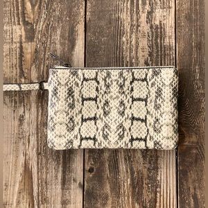 Small snake print beige and grey hand bag.